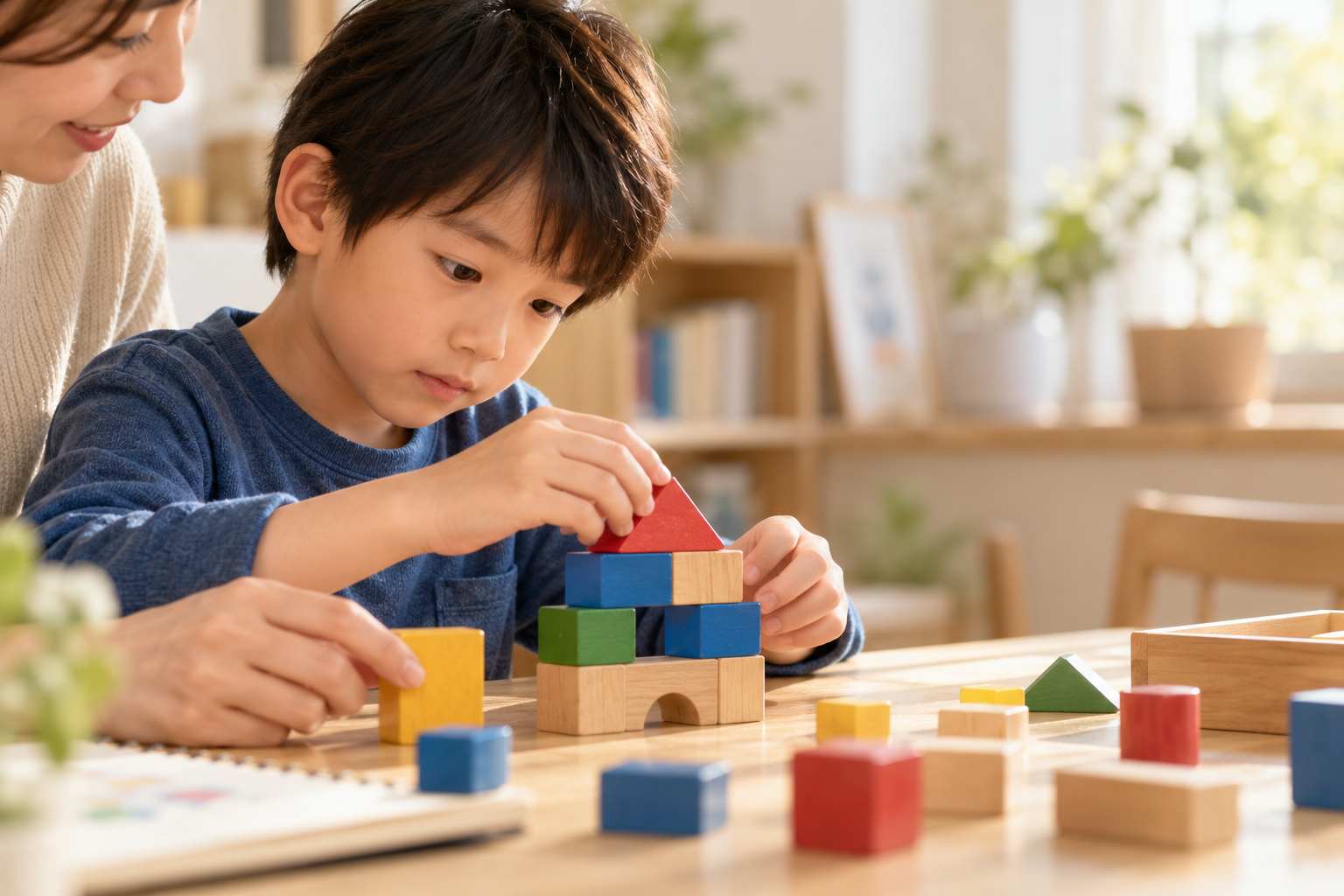 孩子在家专注搭建积木